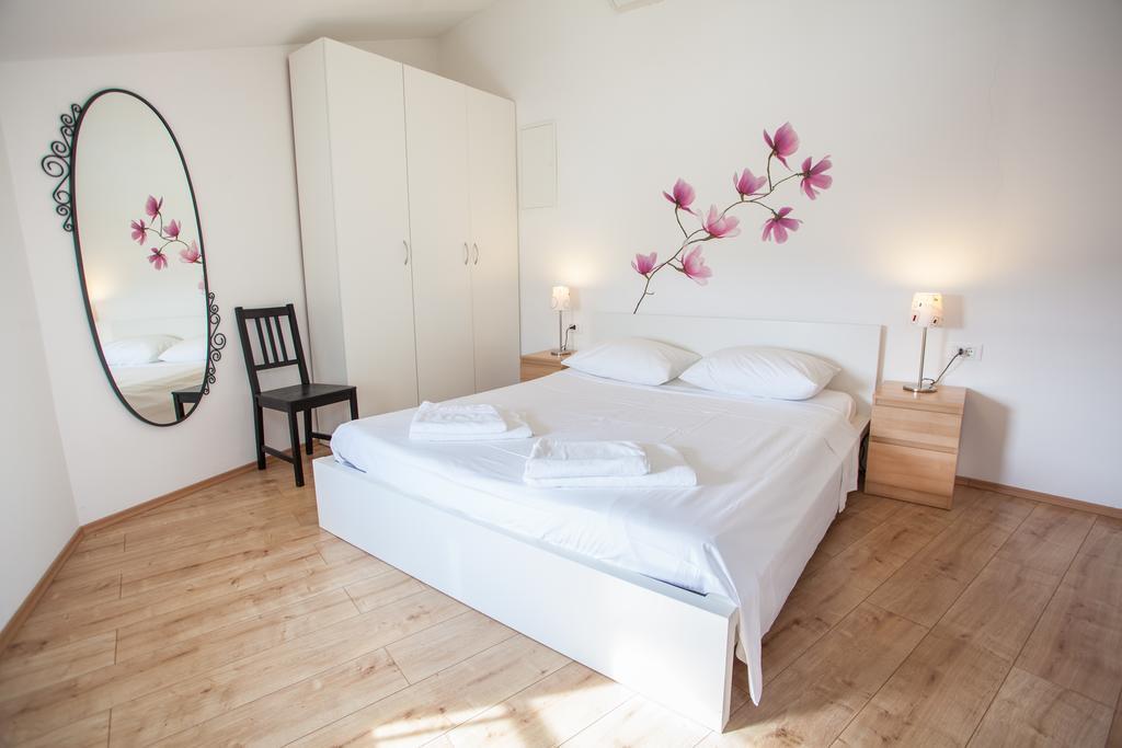 Apartment Pogled na luku Cres Bagian luar foto